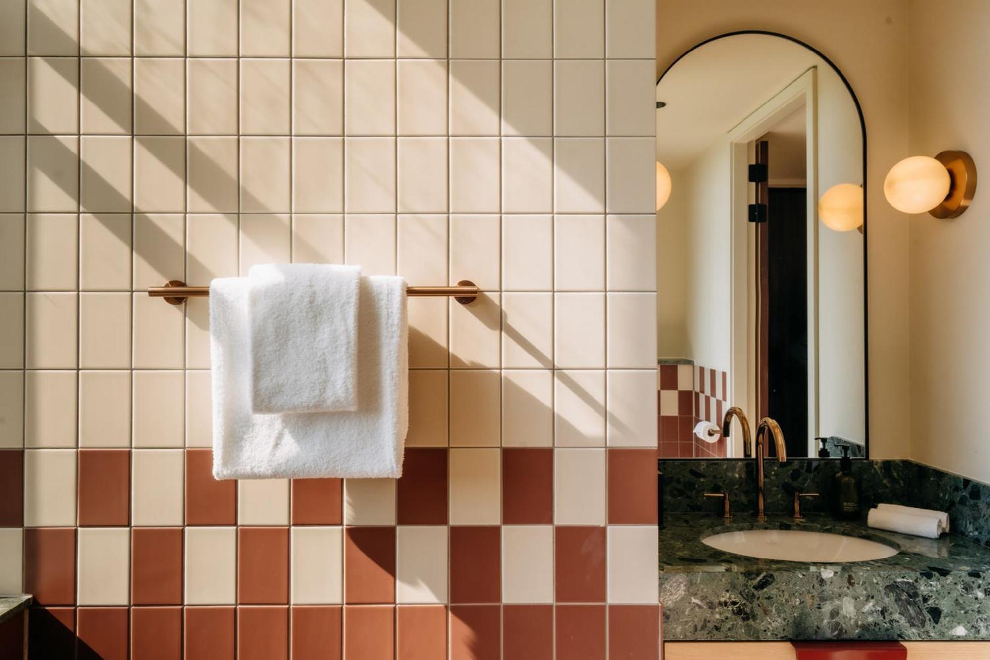 Deluxe Studio,1612749573:JPEG